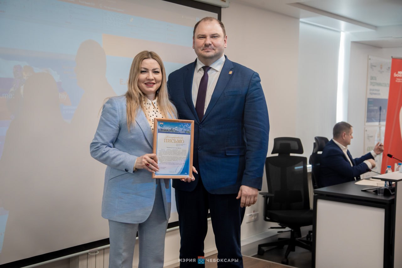 Глава администрации города Денис Спирин и президент БФ «ЗОВ Чувашия» Елена Ершова выразили благодарность руководителям предприятий за поддержку военнослужащих в зоне СВО